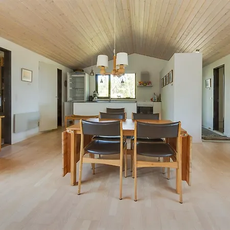 Three-bedroom Holiday In * Hals