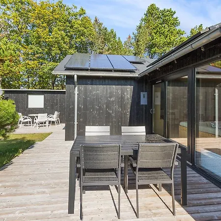Feriehus Three-bedroom Holiday In *