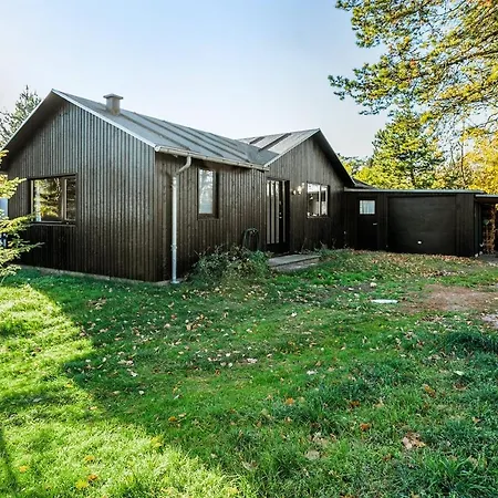 Three-bedroom Holiday In * Hals