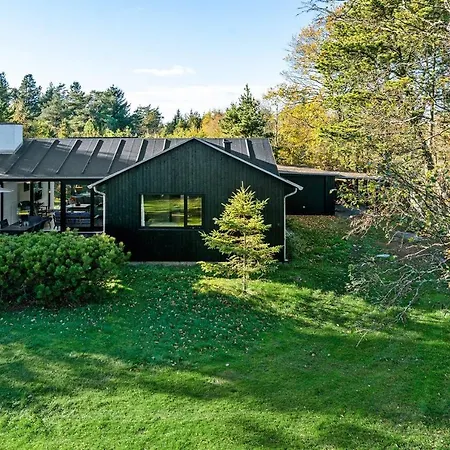 Three-bedroom Holiday In * Hals